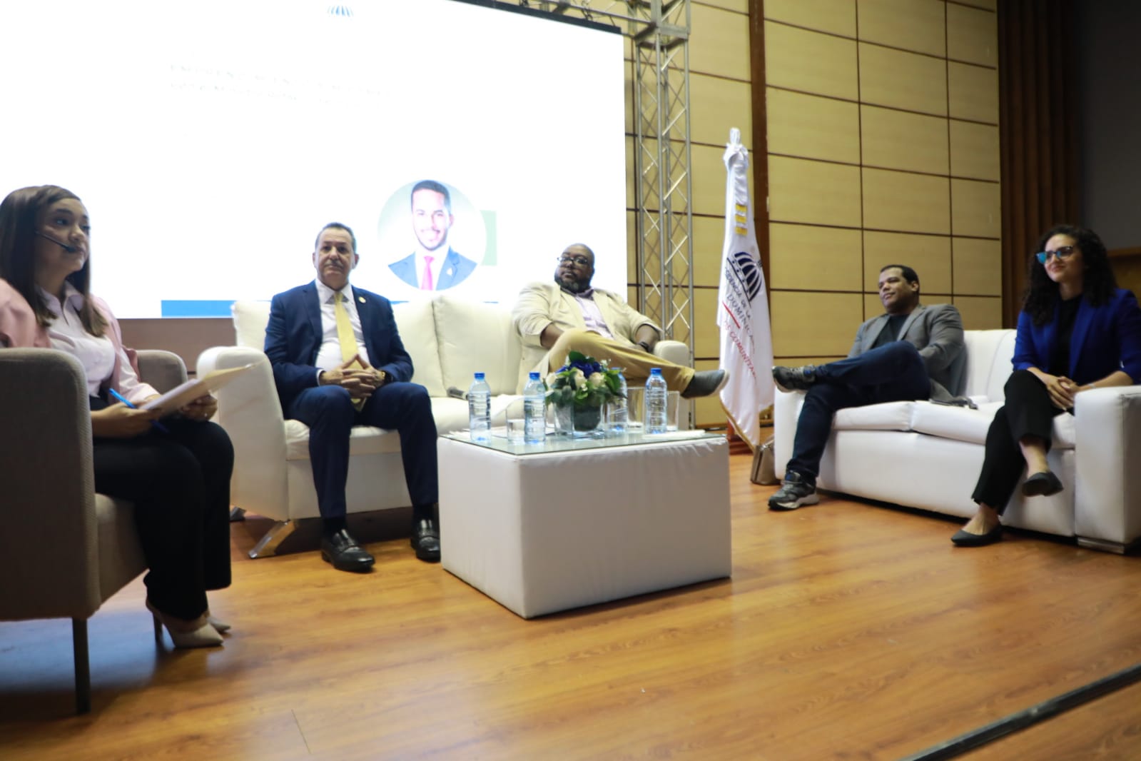 Porfirio Peralta y Karla Ortiz participan en panel sobre Emprendurismo
